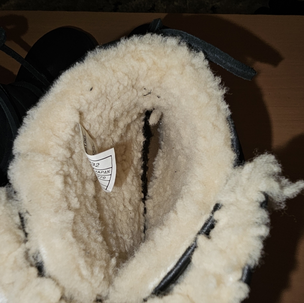 UGG Super Nice Black Leather Sherpa Lined Laceup Boots Near New 10 Pre-owned! - Picture 6 of 6